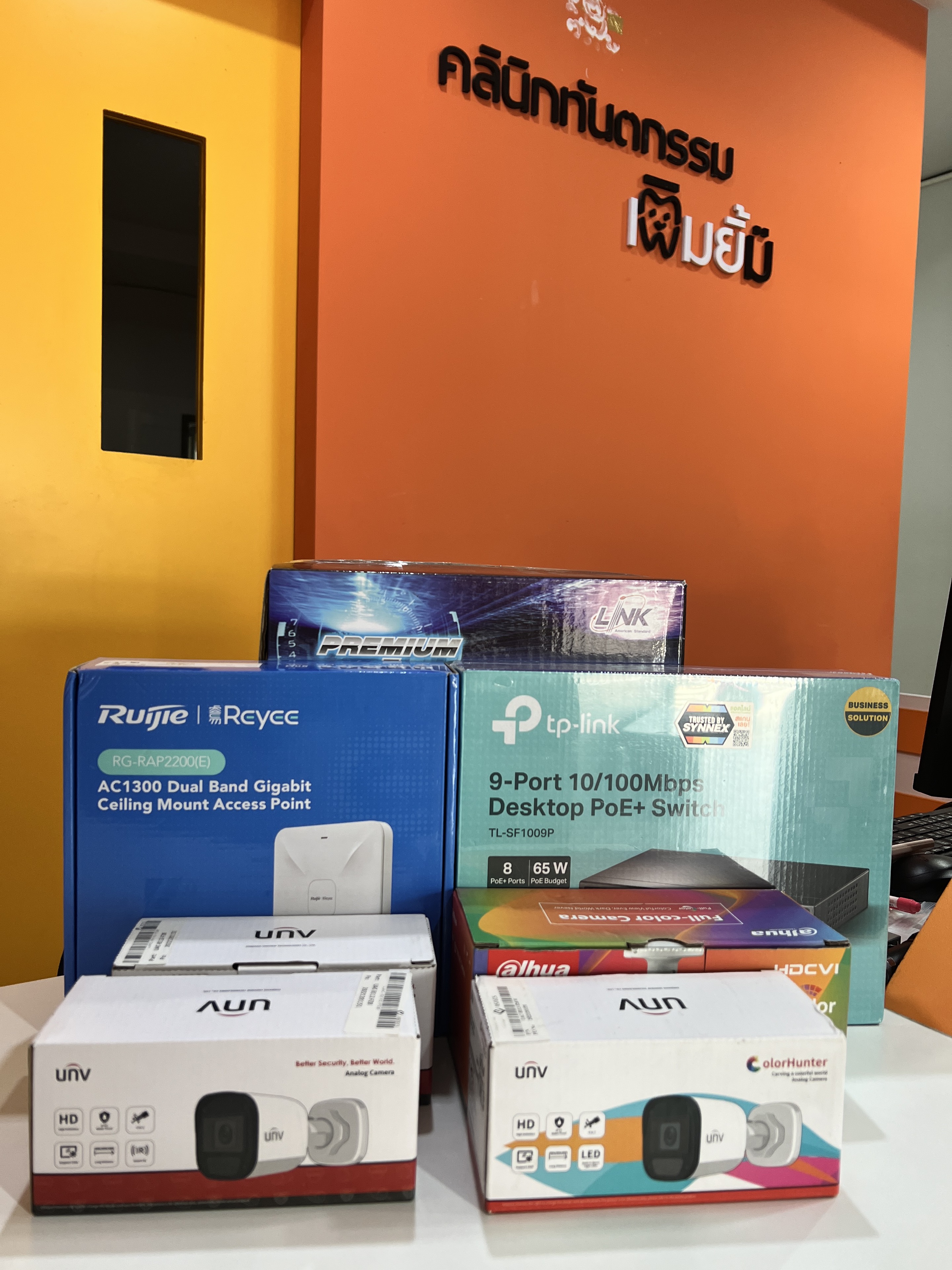 กล้องวงจรปิด Access Point PoE Switch และสายสัญญาณที่เตรียมสำหรับติดตั้ง