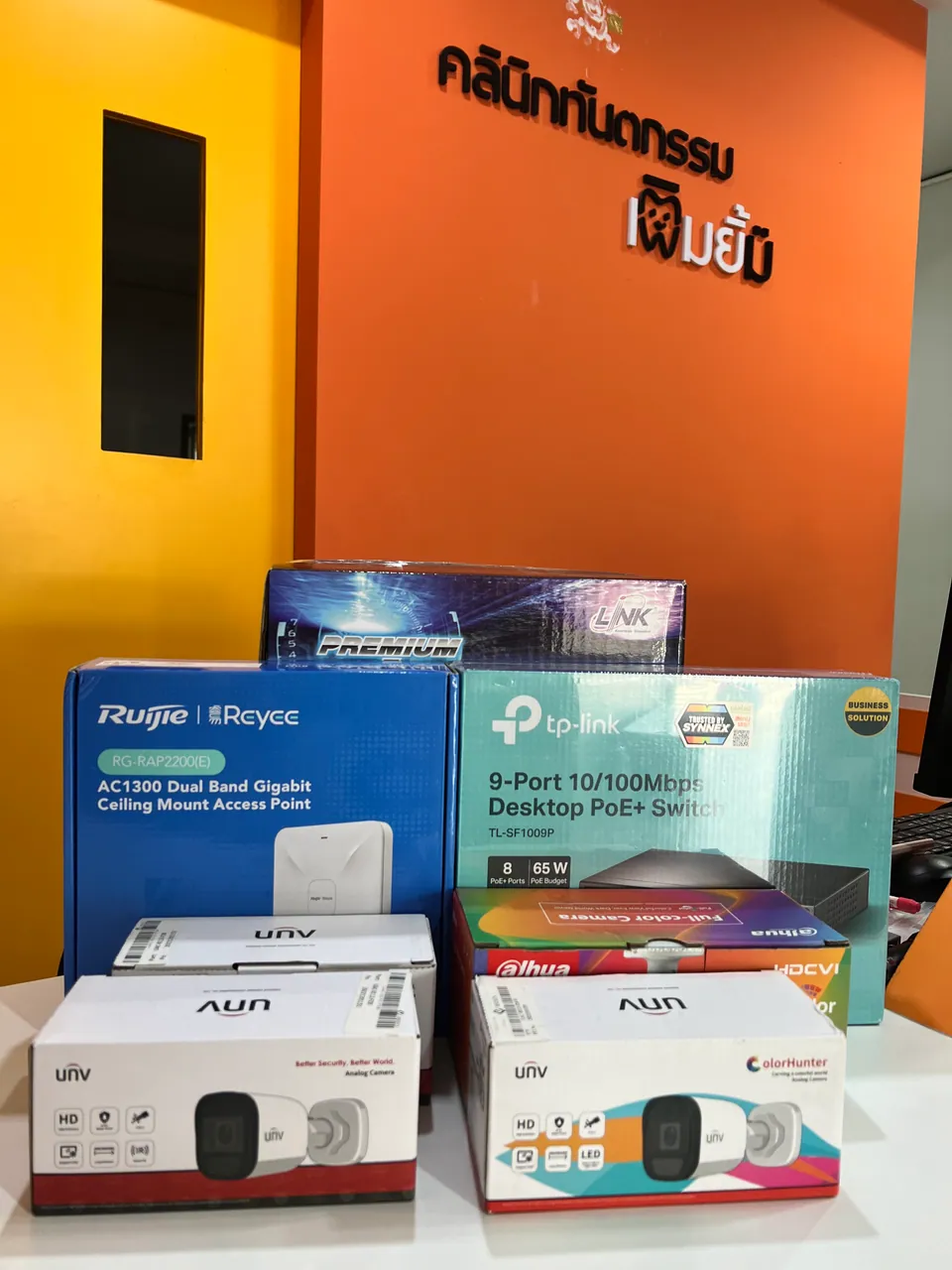 กล้องวงจรปิด Access Point PoE Switch และสายสัญญาณที่เตรียมสำหรับติดตั้ง